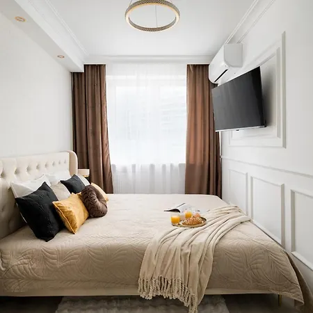 Apartament First Class 3 Min To Station With Balcony, Ac And The View On Palace *