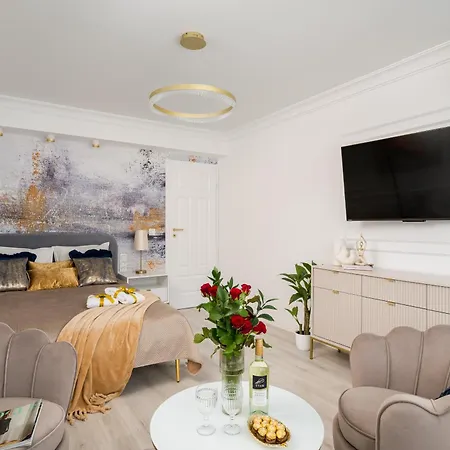 Apartment First Class 3 Min To Station With Balcony, Ac And The View On Palace *