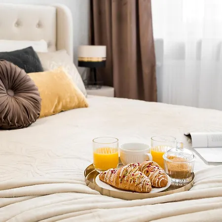 Apartment First Class 3 Min To Station With Balcony, Ac And The View On Palace Warschau