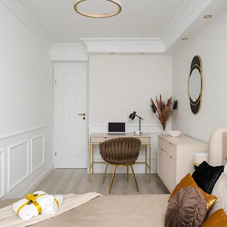 First Class 3 Min To Station With Balcony, Ac And The View On Palace דירה