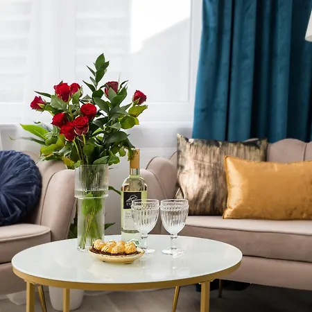 First Class 3 Min To Station With Balcony, Ac And The View On Palace דירה ורשה